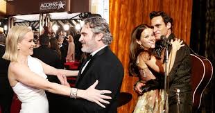 🎬 actor 🎥 producer🌱 vegan 📣 activist ⚠️ fan account❗️joaquin has no social media. Reese Witherspoon And Joaquin Phoenix Catch Up At Golden Globes Metro News