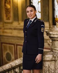 De federale politie meldt : Policewoman Policeofficer Politiaromana Smile Police Politie Politia Romania Bucharest Igbucharest Uniform Beautiful