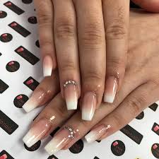 Adquirir uñas acrílicas color mate es uno de los estilos que frecuentan muchos famosos por su particular, pero elegante aspecto. Unas Acrilicas Sencillas Colores Mate Decorados De Unas