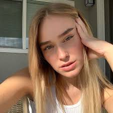 Namun masih banyak orang yang mendefinisikan kecantikan itu melalui visual seseorang atau melalui fisiknya saja. 10 Wanita Tercantik Dunia Hasil 13 Juta Voting Online Son Ye Jin Jadi Nomor Satu Lisa Blackpink Kedua Kapanlagi Com