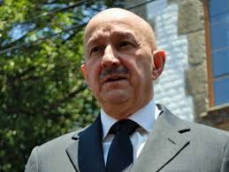 Opinión de Abraham Nuncio. Despojo público, beneficio privado Carlos  Salinas de Gortari justificó la privatización de muchas empresas públicas  señalando que era injusto tener un Estado rico con un pueblo pobre. Y