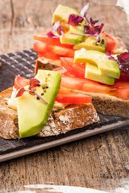 Schnelles Avocado Brot Mit Brunch Seenland Rezept Avocado Brot Lebensmittel Essen Brot Mit Tomate