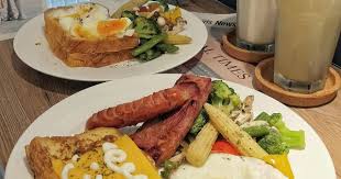 台南 q coffee 又來吃小高最愛的早午餐啦 新店 這間可以把食物拍得很冷很文青但我不會 進去第一眼就看到亮眼的偉士牌 先拍再說 法式鄉村 218 英式班尼迪克 188 榛果拿鐵 130 蜂蜜檸檬汁 130 food cheese board cheese