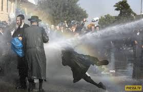 Ð Ð°Ð·Ð³Ð¾Ð½ Ð´ÐµÐ¼Ð¾Ð½ÑÑÑÐ°ÑÐ¸Ð¸ ÐµÐ²ÑÐµÐµÐ² Ð²Ð¾Ð´Ð¾Ð¼ÑÑÐ°Ð¼Ð¸ (6 ÑÐ¾ÑÐ¾)