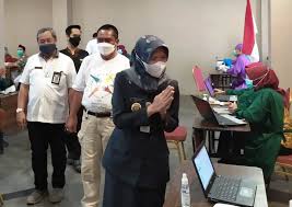 Pertamina bertugas mengelola penambangan minyak dan gas bumi di indonesia. Pegawai Bumn Dan Corporate Jalani Vaksinasi Di Grand Kolopaking Hotel Kebumen Ini Kebumen Media Rujukan Kebumen