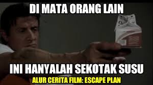 Kotak susu penjara dan di dalam susu tersebut ada selaput kaya alumunium oil yang bisa di tempel seperti barcode untuk membuka kunci dari sel nah video di atas mungkin akan menjelaskan tentang viralnya kotak susu escape plan milik ray bresli , jika belum jelas sobat bisa temukan di google. 4lf U56o Bd 1m