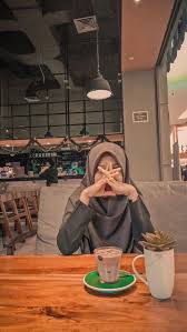 Baju putih yang ketet membuat belahan tubuh akan menonjol dengan jelas. Cerita Instagram Gaya Hijab Gambar Hamil Gaya Sporty