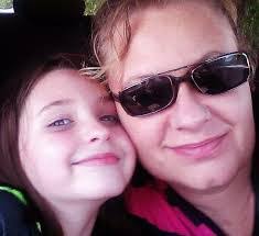 Kelly Farris's Instagram, Twitter & Facebook