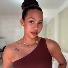 Laura Borne • SOBRANCELHAS