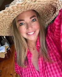 Ashley Weller's Instagram, Twitter & Facebook