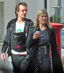 Who has rosamund pike dated? Gone Girl Has Made Rosamund Pike A Star But Her Love Life Is A Train Wreck Daily Mail Online