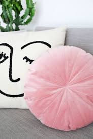 Round Velvet Pillow Diy A Beautiful Mess Diy Pillows Velvet Pillows Pillows