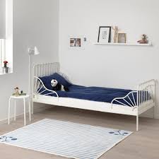 Diese unannehmlichkeiten erübrigen sich mit einem ausziehbaren bett und sie benötigen kein gästezimmer mit einem zusätzlichen bett das im alltag platz wegnimmt und. Minnen Bettgestell Ausziehbar Weiss 80x200 Cm Ikea Deutschland
