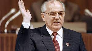Cependant, le but essentiel de gorbatchev, qui était de moderniser l'union soviétique via la glasnost et la perestroïka, ne fut pas atteint, et l'union, largement basée sur la contrainte étatique, s'effondra en hiver 1991, plus précisément le 25 décembre 1991 lors de la démission de mikhaïl gorbatchev. Mikhail Gorbatchev Et La Fin De L Urss