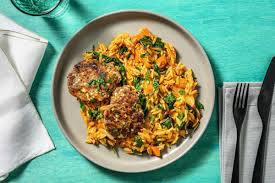 Bifteki Mit Hirtenkase Auf Orzotto Rezept Hellofresh Rezept Rezeptideen Griechischer Salat Rezept Lebensmittel Essen
