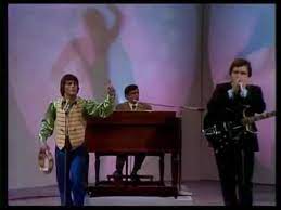 Movinґ down a crowded avenue doing anything we like to do thereґs always lots of things that we can see you can be anyone we like to be all those happy people we could meet just groovinґ on a sunday afternoon really, couldnґt get away. The Young Rascals Groovin 1967 Youtube