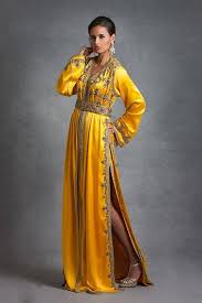 La tenue est chic et moderne avec des petites perles, les jeunes femmes vont aimer ce modèle Caftan Moderne Vs Caftan Traditionnel Caftan4you