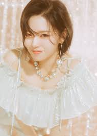 Nayeon can be seen dripping in bright, sparkly jewels, her. Pin On Jyeon 3