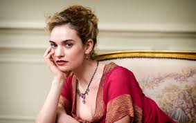 Lily james was born lily chloe ninette thomson in esher, surrey, to ninette (mantle), an actress, and jamie thomson, an actor and musician. Lili Dzhejms Ya Chuvstvuyu Sebya Natashej Rostovoj Novosti Eksklyuziv Metro