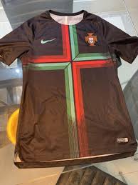 Nesse cenário de brigas políticas, a camisa da seleção brasileira surgiu como símbolo de uma suposta unidade nacional. Kopiuj Mozg Szef Camisa Da Selecao Portuguesa Wierny Interweniowac Obowiazkowy