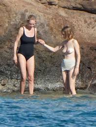 Maya Hawke de topless com sua mãe Uma Thurman - Sexo Maluco