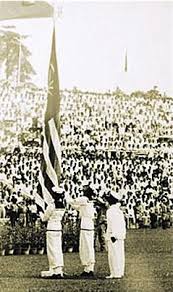 Bendera ini bercorak 14 garis (jalur) merah dan putih (melintang) yang sama lebar, bermula dengan garis merah di sebelah atas dan berakhir dengan jalur putih yang melambangkan jumlah anggota. Siapakah Yang Menggelar Bendera Malaysia Sebagai Jalur Gemilang