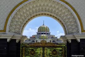 Difahamkan, arahan tersebut dikeluarkan susulan dakwaan pengamal media gagal memastikan penjarakan fizikal ketika membuat liputan pada hari pertama. Pm Muhyiddin Arrives At Istana Negara To Meet Agong The Edge Markets