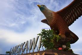 Burung elang memang sudah dikenal masyarakat sebagai salah satu burung eksotik yang memiliki kharisma tersendiri. Langkawi Helang Merah Hati Keindahan Tidak Terkira Ini Blog Dr Singa