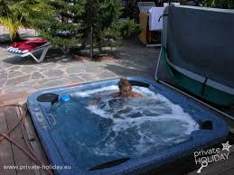 Einige hotels bieten ihren gästen private whirlpools, während andere einen gemeinschaftlichen whirlpool haben, der teil eines wellnessbereichs ist. Ferienhaus Im Suden Mit Zwei Terrassen Grill Und Whirlpool