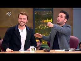Emojilerle Anlat Tolga Saritas Koray Avci Ve Afra Saracoglu Yarisiyor 3 Adam Youtube Unlu Kisiler Emoji Ayi
