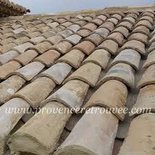 Tuiles Panache Clair Traditionnelles De Provence Aussi Appelees Tuiles Canal Tuiles Panache Clair Traditionnelles De Proven Tuile Canal Tuiles Toiture Tuile