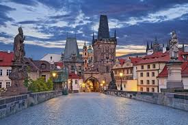 Prezentare, obiective și atracții turistice, locuri de vizitat, imagini, impresii și jurnale de calatorie, dar și praga sau orasul celor o mie de turnuri este unul dintre cele mai uimitoare orase europene. Praga