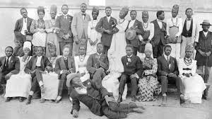 Herero — eine gruppe hererofrauen in namibia die herero (ursprünglich mbandu genannt) sind ein die bantusprache herero sprechendes afrikanisches hirtenvolk von heute etwa 120.000 menschen. Qas5chhfznunem