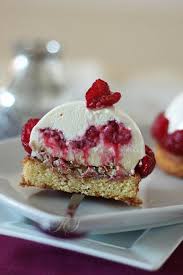 Domes Chocolat Blanc Framboise Croustillant Vanille Cremeux Vanille Sable Breton Mousse Chocolat Blanc Framboises Dome Chocolat Chocolat Blanc Recette