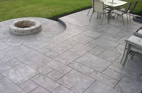 Funf Einfache Tipps Um Ihre Betonboden Zu Erhalten Beton Hinterhof Terassenentwurf Betonweg