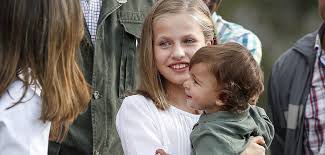 Voir plus d'idées sur le thème famille royale, espagne, royal. La Famille Royale D Espagne De Sortie L Adorable Rencontre Entre La Princesse Leonor Et Un Bebe Pureactu Com
