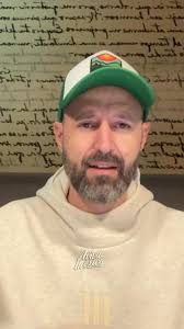 Su nacimiento desató adoración en el cielo y guerra en las tinieblas.  Navidad es entender quién nació. 🔥