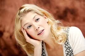 Rosamund Mary Ellen Pike: Za nežno podobo skrit izjemen talent