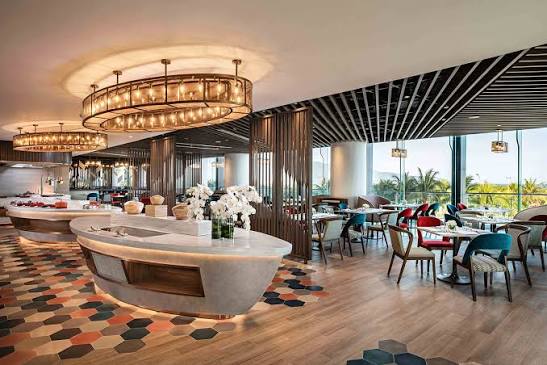 Buffet sáng đa dạng với nhiều món Á – Âu được phục vụ trong không gian sang trọng.
