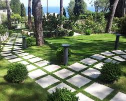 Amenagement Allee De Jardin Et Chemin De Pierre En 95 Idees Garden Slabs Walkway Design Stone Garden Paths
