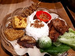 We did not find results for: Ayam Cipo Mantap Banget Makan Ayam Goreng Serundeng Pakai Lalapan Sebaskom