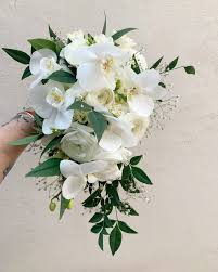 Bellas y elegantes orquídeas combinadas con lisianthus y gypsophilas para  este increíble ramo en vara que uso flor en su boda!  #ramosdenoviafloripondio #ramosdenovia #noviaselegantes #novias #orquideas