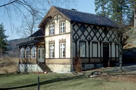 Sandstøpt og håndpolert dørvrider i messing med mm rosett. Frednes Hus I Sveitserstil Landsted Ved Longumvannet Aust Agder Museum Og Arkiv Kuben Digitaltmuseum