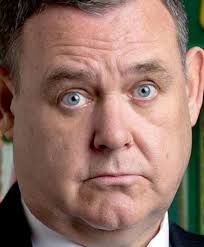 Corrie's Tony Maudsley in narrow escape as his tree comes 'crashing down'  in the heatwave