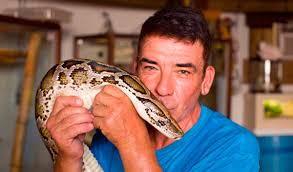 EE.UU.: Hombre fanático de serpientes tiene más...