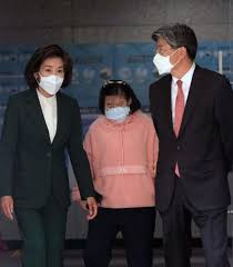 1986년 서울대학교 법학 학사 졸업. ë‚˜ê²½ì› ì˜ì› ê·¼í™©ê³¼ ë‚¨íŽ¸ ê¹€ìž¬í˜¸