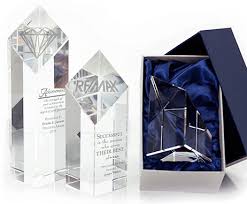 At the end of the fiscal year, it's common for organizations to acknowledge staff members who've given 10, 15, or even 20 years to the company. Custom Engraved Crystal Employee Of The Year Award Plaque S 7 Unique Personalized Crystal Star Employee Recognition Award Trophy Forms Recordkeeping Money Handling Award Certificate Supplies Femsa Com