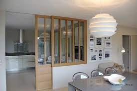 Petite séparation de cuisine vitrée. Cuisine Ouverte Delimitee Par Une Verriere Ou Un Ilot Bar Separation Cuisine Salon Cloison Coulissante Salle De Cuisine
