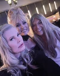 Thanks Leeza for a wonderful glamorous evening💕#hollywoodhalloween  #hadaball #verinicalake #imariedawitch #brigetbardot #hardrock  #cindysfriends #revelrouge #iwasagoodgirlthisyear #imarriedawitch1942  #oldhollywoodglamour