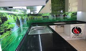Yüzlerce desen motif ve resim arasından istediğinizi seçebilir hatta bunları üç boyutlu olarak bastırabilirsiniz. Tezgah Arasi Cam Panel Resimli Mutfak Arasi 3d Selale Yesillik Mutfak Mutfak Tasarimlari Tasarim